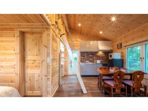 eine Küche und ein Esszimmer mit einer Leiter in einer Hütte in der Unterkunft FARM SIDE - Vacation STAY 24170v in Tsumagoi