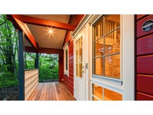 eine offene Tür zu einem Haus mit einer Veranda in der Unterkunft FARM SIDE - Vacation STAY 24170v in Tsumagoi + 9 Fotos