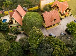 an overhead view of a house with a garage at Pousada Do Chalé in Bento Gonçalves