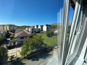 una vista de una ciudad desde una ventana en Apartament Tineretului Floresti, en Floreşti