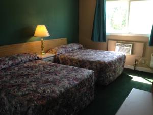 Postel nebo postele na pokoji v ubytování Sundre Motor Inn