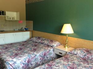 Postel nebo postele na pokoji v ubytování Sundre Motor Inn