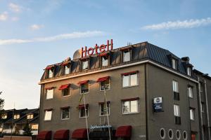 een hotelgebouw met een hotelbord erop bij Best Western Sjofartshotellet in Oskarshamn