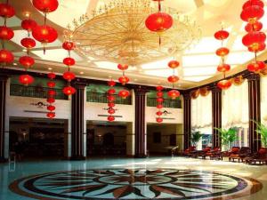 a large lobby with red lanterns and a large floor at Quanzhou Hotel in Quanzhou +251 photos
