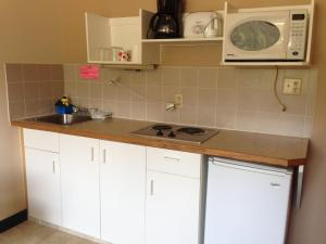 Kuchyň nebo kuchyňský kout v ubytování Sundre Motor Inn