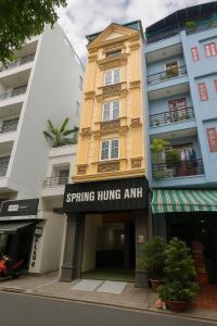 a yellow building with a sign that reads spring hunting amatt at Hùng Anh Boutique Hotel - Nhà Ga T3 in Ho Chi Minh City