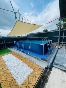 Πισίνα στο ή κοντά στο Spacious Family Homestay in Durian Tunggal with Private Pool