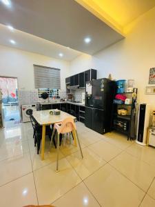 Η κουζίνα ή μικρή κουζίνα στο Spacious Family Homestay in Durian Tunggal with Private Pool +26 φωτογραφίες