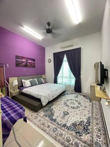 Ένα ή περισσότερα κρεβάτια σε δωμάτιο στο Spacious Family Homestay in Durian Tunggal with Private Pool