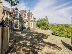 an old stone house with a large driveway at 3 Bed in Biggar 82924 in Biggar