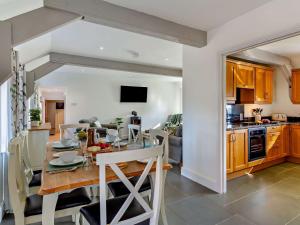 Una cocina y un comedor con mesa y sillas. en 2 Bed in Hartland FIREB, en Hartland