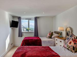 een slaapkamer met twee bedden en een raam bij 2 Bed in Hartland FIREB in Hartland