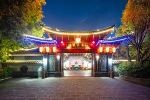 景洪市Naran manor的夜晚亮着灯的建筑物 更多110张照片