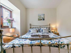 Postel nebo postele na pokoji v ubytování 1 Bed in Helston BODER