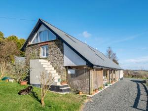 Milton Damerelにある4 Bed in Bude 77663の砂利道に建つ黒い屋根の石造りの家