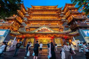 eine Gruppe von Menschen, die vor einem Tempel stehen in der Unterkunft Anman Four Seasons Apartment (Beijing Road Pedestrian Street Branch) in Guangzhou