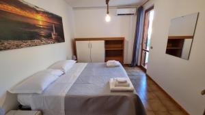Un dormitorio con una cama con dos toallas encima. en Vacanze in Villa, en Nardò 22 fotos más