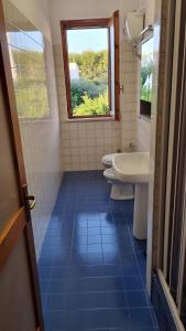 baño con 2 aseos y ventana en Vacanze in Villa, en Nardò