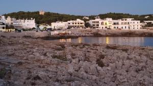 un grupo de edificios blancos y una masa de agua en Vacanze in Villa, en Nardò