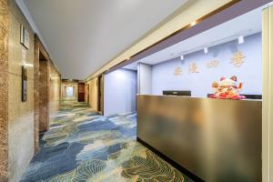 eine Lobby mit einem Rezeptionstresen mit einem Hello Kitty an der Wand in der Unterkunft Anman Four Seasons Apartment (Beijing Road Pedestrian Street Branch) in Guangzhou