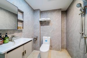 ein Badezimmer mit Toilette, Waschbecken und Dusche in der Unterkunft Anman Four Seasons Apartment (Beijing Road Pedestrian Street Branch) in Guangzhou + 26 Fotos
