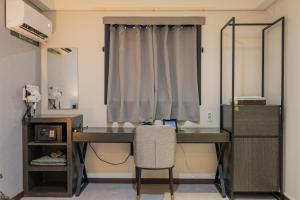 einen Schreibtisch mit Stuhl in einem Zimmer in der Unterkunft Suwon Dono1796 Hotel in Suwon + 76 Fotos