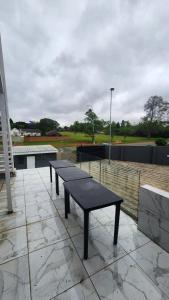 deux bancs assis au-dessus d'un toit dans l'établissement Casa lux boutique guest house, à Newcastle