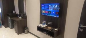 a room with a television in a hotel room at Shubham Residency Thane in Kālva