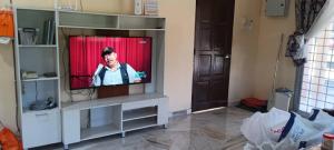 TV a/nebo společenská místnost v ubytování Shaja Homestay