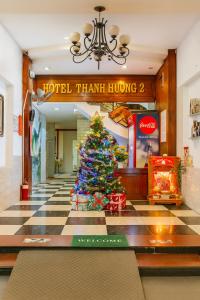 ホーチミン・シティにあるThanh Hương Hotelのホテルの廊下の真ん中にあるクリスマスツリー
