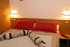 Postel nebo postele na pokoji v ubytování Albergo Genziana