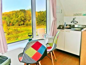 Kuchyň nebo kuchyňský kout v ubytování Guest House Ito3F 屋根裏部屋丘の上白亜の洋館風別荘静かな小さなお宿1名から3名