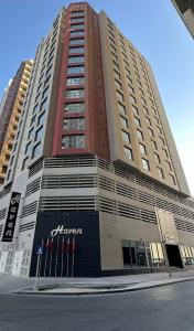 Un gran edificio con un cartel delante. en HAVEN TOWER, en Juffair
