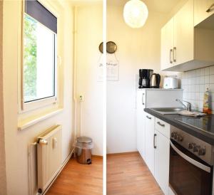 une cuisine avec des armoires blanches et une fenêtre dans l'établissement GUWO Gästewohnung Platanenstraße 1, à Sprucke