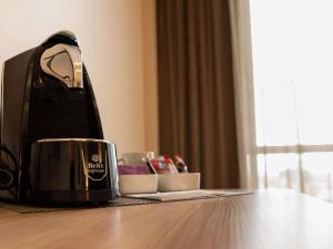 Ein schwarzer Toaster steht auf einem Tisch in der Unterkunft Hotel Costanera Concepcion in Concepción