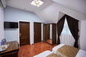 Art Elite في طشقند: غرفة فندق بها سريران ونافذة