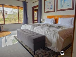 Giường trong phòng chung tại Sarabi Lodge - Zebula +85 ảnh