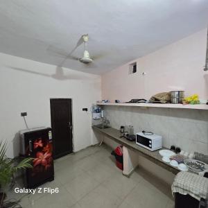 Kuchyň nebo kuchyňský kout v ubytování Varanasi Soulscape -Tajside Retreat