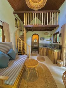 un salon avec un canapé et une table dans l'établissement The Tree House, à Baie d'Arugam