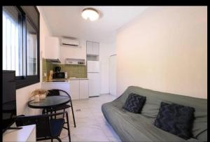 Η κουζίνα ή μικρή κουζίνα στο Mini penthouse in heart of jlm
