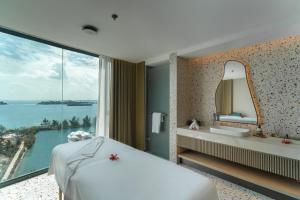 Ένα ή περισσότερα κρεβάτια σε δωμάτιο στο The Riahi Residences at Nirup Island +49 φωτογραφίες