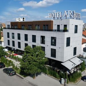 GjakoveにあるHotel Ari Gjakoveの上に看板がある建物