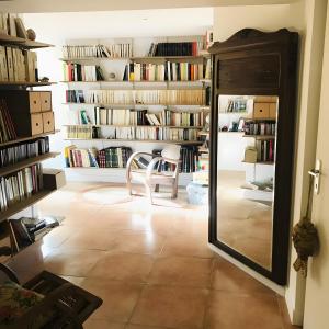 セレにあるCéretの本棚付きの部屋の鏡 +31枚の写真