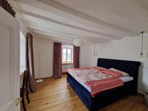 un dormitorio con una cama con cabecero azul en Ferienhaus Das Gloria, en Blankenheim