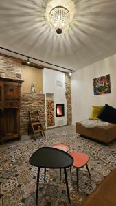 sala de estar con sofá, mesa y chimenea en Ferienhaus Das Gloria, en Blankenheim