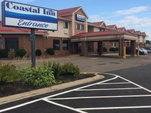 un parcheggio vuoto di fronte a un hotel di Coastal Inn Moncton/ Dieppe a Moncton