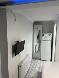 een kamer met een bed en een koelkast bij Şişli Suites - Room 14 in Istanbul
