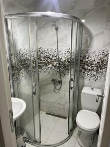 een badkamer met een douche, toilet en wastafel bij Şişli Suites - Room 14 in Istanbul