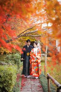 two women in kimonos walking down a path at Oukai Villa Izumi in Izumi