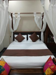 Postel nebo postele na pokoji v ubytování Swara Mangalam Villas And Resort